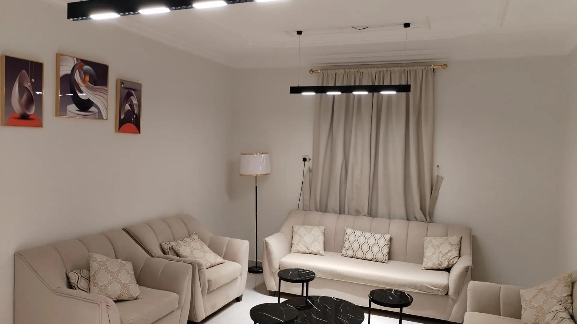 شقق صقر للعوائل -غرف نوم وجلسه واسعه ومطبخ- location
